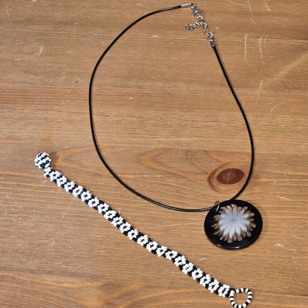 Lucite Daisy Flower Pendant Necklace & Black White Beaded Bracelet VTG 80s 90s